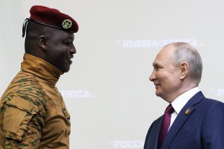 Vladimir Poutine, à droite, avec le président durant la période de transition au Burkina Faso Ibrahim Traoré à St-Pétersbourg.